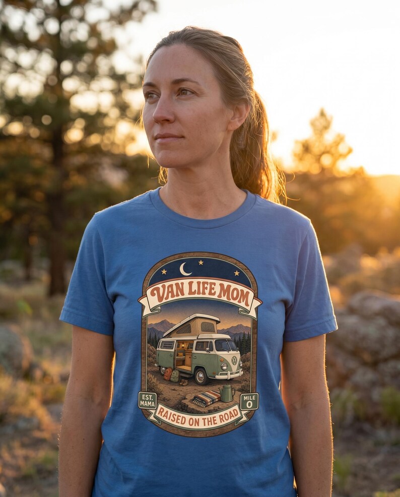 Maglietta "Van Life Mom", regalo ideale per mamme che viaggiano in camper o in stile road school, perfetta per famiglie nomadi. immagine 13