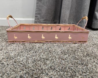 Panier/plateau en forme de canard rose avec base en rotin tressé et cadre en métal rose Cottagecore