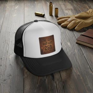 God Guns and Grit 250 Hat 250e verjaardag Amerika's Trucker Cap Robuuste patriottische Faux Patch Hat 1776 2026 Hardwerkende Amerikaanse cadeau