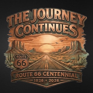 Può includere: Un'illustrazione grafica che mostra un paesaggio desertico con una strada verso il tramonto, fiancheggiata da mesa e cactus. Include il testo THE JOURNEY CONTINUES, ROUTE 66, ROUTE 66 CENTENNIAL e gli anni 1926 e 2026 in stile color rame.