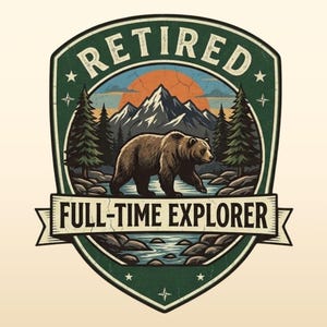 Camiseta de explorador jubilado a tiempo completo - Regalo vintage de jubilación para hombres y mujeres - Camping, senderismo, montaña - Oso grizzly, amante de la naturaleza y actividades al aire libre