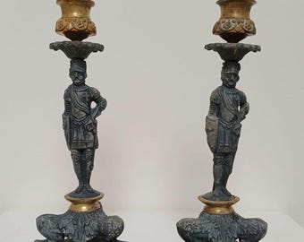 Candelabros antiguos con forma de caballero (par) – Portavelas figurativos – Candelabros de metal de estilo medieval – Siglo XX