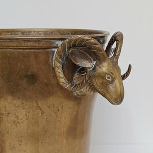 Vintage-Jardiniere aus Messing mit Widderkopf, großer Pflanzkübel, Hollywood Regency-Dekor