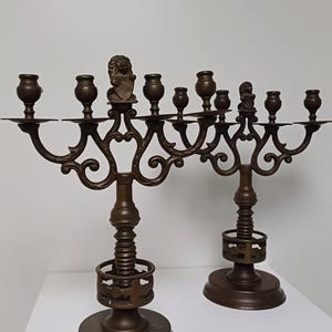 Candelabri araldici in bronzo antico – Leone e stemma del XIX secolo, olandesi/belgi