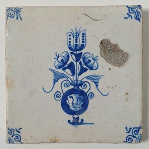Antieke Nederlandse Delftse tegel, 18e eeuw, handgeschilderd met blauw-witte tulpenbloemen.