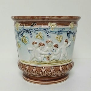 Jardinera antigua de mayólica con querubines, maceta victoriana con relieve, soporte para plantas de cerámica artística, maceta decorativa de cerámica.