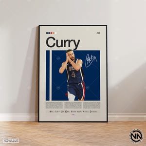 Puede incluir: Un póster enmarcado con el jugador de baloncesto Curry. El póster tiene un fondo crema con el nombre "Curry" en letras negras grandes. Una foto de Curry con una camiseta de USA está centrada sobre un fondo azul, con su firma y el número 4.