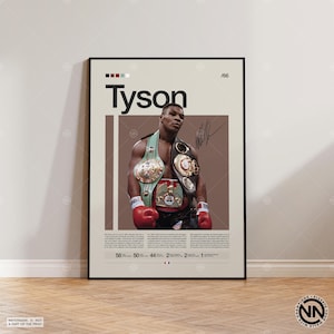 Puede incluir: Un póster enmarcado con un retrato de Mike Tyson, con guantes de boxeo y cinturones de campeonato. El póster tiene el nombre "Tyson" en letras grandes, con una firma y estadísticas. La combinación de colores incluye beige, marrón, rojo y verde.