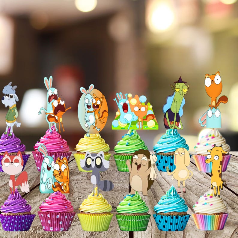 Op de afbeelding: Een verzameling van twaalf cupcakes in kleurrijke papieren vormpjes, elk voorzien van een unieke cartoonfiguur als decoratie. De figuren tonen verschillende dieren zoals een geit, een eekhoorn, een wasbeer, een giraffe en een egel.