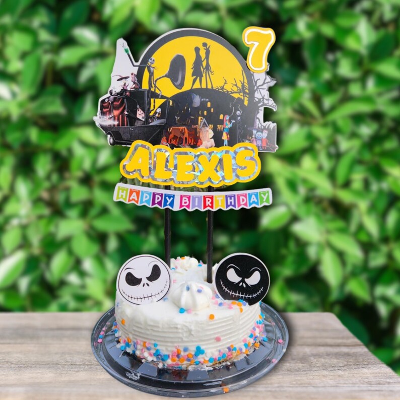 Pu&ograve; includere: Una tazza di ceramica bianca con manico nero e la scritta "But First, Coffee" in nero, in grassetto. La tazza &egrave; appoggiata su una superficie bianca. La tazza &egrave; alta circa 10 cm.