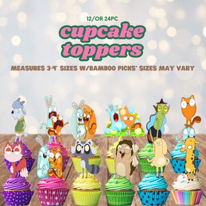 Op de afbeelding: Een set van 12 of 24 cupcake toppers met diverse cartoon-dierfiguren op bamboeprikkers. De tekst luidt 12/OR 24PC CUPCAKE TOPPERS en MEASURES 3-4" SIZES W/BAMBOO PICKS SIZES MAY VARY. De toppers worden getoond op kleurrijke cupcakes.