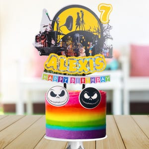 Pu&ograve; includere: Una tazza di ceramica bianca con manico nero e la scritta "But First, Coffee" in grassetto nero. La tazza &egrave; posta su uno sfondo sfocato, che suggerisce un'atmosfera accogliente.