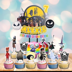 Pu&ograve; includere: Una torta di compleanno colorata a tema "Nightmare Before Christmas". La torta &egrave; decorata con personaggi, il nome "Alexis" e uno striscione "Happy Birthday". Cupcake con personaggi circondano la torta.