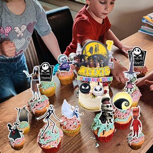 Pu&ograve; includere: Un cartello in legno rustico con la scritta "Welcome to our home" in lettere bianche. Il cartello presenta una finitura invecchiata e un design semplice e accogliente, perfetto per un portico o un ingresso.