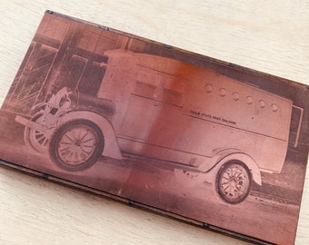 Puede incluir: Una fotografía vintage en sepia de un camión de reparto con el texto "NILES STATE HOSP. OAKLAND" impreso en el lateral.