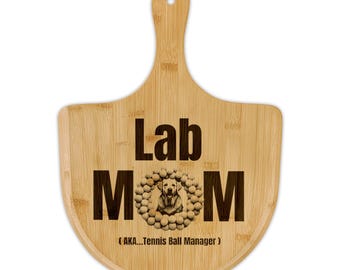 Tabla de pizza de bambú con grabado de un labrador en una corona de pelotas de tenis