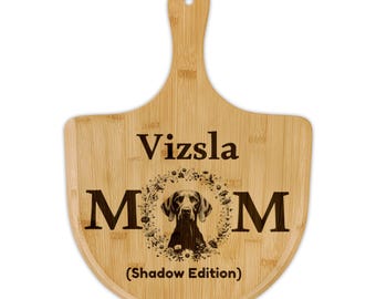 Tabla de pizza de bambú grabada con la frase "Vizsla Mom" (Edición Sombra)