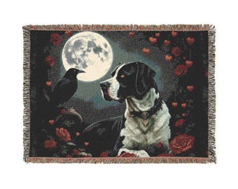Manta tejida Moonlit Dane - Diseño gótico de perro y cuervo