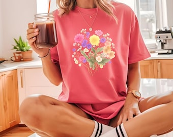 Comfort Colors ワイルドフラワーTシャツ、ヴィンテージ押し花シャツ、ボヘミアンコテージコアTシャツ、ボタニカルフローラルTシャツ、ガーデナーへのギフト