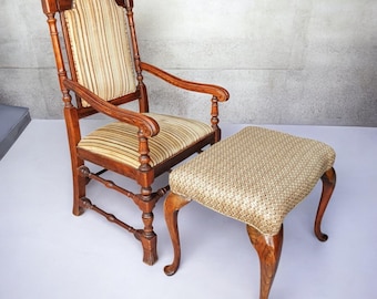 Sillón y otomana a juego de roble tallado de estilo vintage.