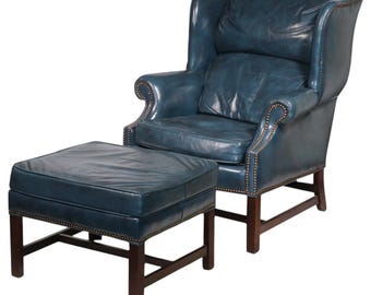 Concedetevi un relax impareggiabile con la poltrona a orecchioni e il poggiapiedi classici in pelle Vintage, composti da due pezzi.