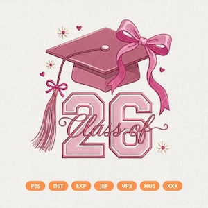 Peut inclure: Une toque de graduation rose avec un nœud et un gland, et le texte "Class of 26". Le design comprend des cœurs et des accents floraux, idéal pour les projets sur le thème de la remise des diplômes.