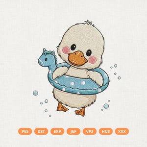 以下が含まれることがあります： 青と白の水玉模様の浮き輪をつけた、かわいいアヒルの刺繍デザイン。アヒルはピンクの頬とオレンジ色のくちばしがあり、泡に囲まれています。刺繍に最適です。