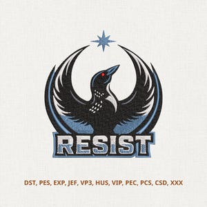 Może przedstawiać: Haftowana naszywka z wystylizowanym ptakiem z rozłożonymi skrzydłami, gwiazdą i słowem "RESIST" pogrubioną czcionką. Ptak jest czarny z niebieskimi akcentami, gwiazda jest niebieska, a tekst srebrny.