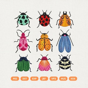 Pode incluir: Uma coleção de nove desenhos de insetos bordados dispostos em uma grade. Os insetos apresentam várias cores, incluindo verde menta, vermelho, laranja, rosa, amarelo, azul, verde escuro e preto. Abaixo dos insetos, o texto PES, DST, EXP, JEF, VP3, HUS, XXX.