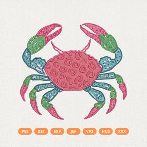 Puede incluir: Diseño de cangrejo bordado en rosa, verde y azul. El cangrejo tiene grandes pinzas y varias patas. El cuerpo del cangrejo es rosa texturizado con un patrón. La imagen está sobre un fondo blanco.