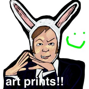 Puede incluir: Impresión de arte digital de una persona con un sombrero de orejas de conejo y un traje, con una carita sonriente verde y las palabras "art prints!!". La ilustración tiene un estilo de dibujos animados con contornos audaces y colores brillantes.