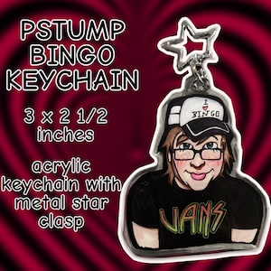 Puede incluir: Llavero acrílico con una ilustración de dibujos animados de una persona con gafas y un sombrero que dice "I ❤️ BINGO". El llavero mide 7,6 x 6,3 cm y tiene un cierre de estrella metálica. La persona lleva una camiseta negra con la palabra "VANS".