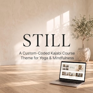 Könnte beinhalten: Ein silberner Laptop zeigt eine Website-Oberfläche mit dem Text STILL A Custom-Coded Kajabi Course Theme for Yoga & Mindfulness. Der Bildschirm zeigt ein Raster mit Yoga-Bildern, der Laptop steht auf einem hellen Holzboden neben einem Olivenbaum.