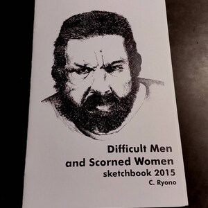 Puede incluir: Ilustración en blanco y negro de la cara de un hombre en la portada de un cuaderno de bocetos titulado "Difficult Men and Scorned Women sketchbook 2015" de C. Ryono.
