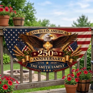 以下が含まれることがあります： アメリカ国旗のデザイン、ワシ、十字架、そして「GOD BLESS AMERICA」と「250th ANNIVERSARY」のテキストが特徴の愛国的なバナー。バナーには「THE SMITH FAMILY」と1776年から2026年のテキストも含まれています。