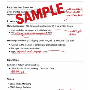 Könnte beinhalten: Eine Lebenslaufvorlage mit dem Namen Jessica Anderson oben. Der Lebenslauf enthält Abschnitte für berufliche Zusammenfassung, Erfahrung, Ausbildung und Fähigkeiten. Handschriftliche Notizen schlagen Aktualisierungen der Aufgaben und das Hinzufügen von Social-Media-Engagement vor.