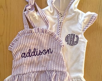 Traje de baño y pareo para niñas de Searsucker bordados