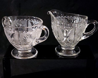 Set composto da lattiera e zuccheriera Westmoreland Princess Feather in vetro trasparente con decorazione a rilievo.