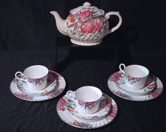 Conjunto de chá de porcelana floral Crownford Staffordshire England, 11 peças, serviço para 3 pessoas, rosa com detalhes em ouro rosa, estilo casa de campo, perfeito para uma festa de chá.