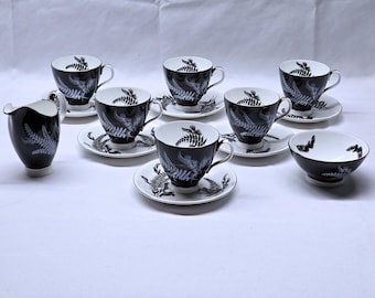 Royal Albert Night and Day Bone China thee- en koffieservies, 14-delig, zwart-wit varenmotief, Engelse theekopjes uit de jaren 1950, botanisch servies uit het midden van de 20e eeuw.