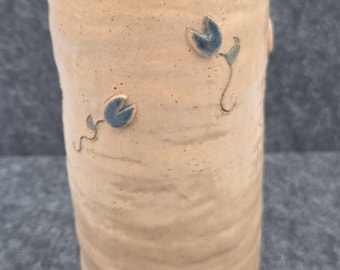 Vintage handgegooid studioaardewerk aardewerk beker / vaas blauwe bloemen gesigneerd