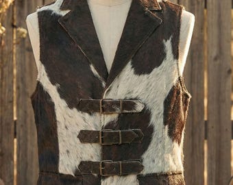 Handgefertigte Rindsleder Hair-On Weste Western Cowboy Kuhfell Vollnarbenleder Weste Schnallenverschluss