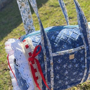 Bolso de lona acolchado con ribete de encaje • Bolso cambiador azul con estampado floral para fin de semana