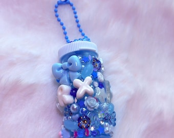 Adorno con forma de frasco de medicina con diseño de receta médica azul y lentejuelas – Accesorio de viaje kawaii, regalo personalizado