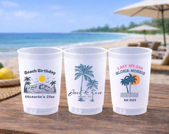Puede incluir: Tres vasos de plástico esmerilado con gráficos personalizados. El primero muestra una ola, palmeras, un sol amarillo y el texto Beach Birthday Victoria's 21st. El segundo muestra palmeras y Jack & Rose Hawaii 2025. El tercero presenta palmeras, un sol naranja y Last Splash Gloria Morris Est 2025.