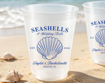 Op de afbeelding: Een matglazen kunststof beker met blauwe tekst SEASHELLS & Wedding Bells, EST. 2026, Taylor's Bachelorette en DESTIN, FL, en een centrale blauwe schelpgrafiek. Een maattabel onderaan toont opties voor 9, 10, 12, 14 en 16 ounce bekers.