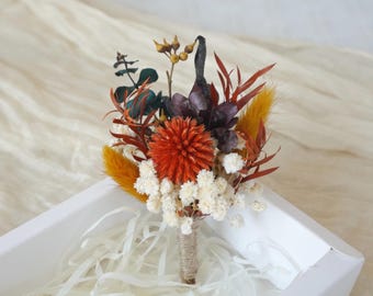 Boutonnière da sposa con cardo globoso, spilla da bavero dello sposo color arancio bruciato, boutonnière con fiori secchi autunnali, spilla da sposa con erba a coda di coniglio e gypsophila.