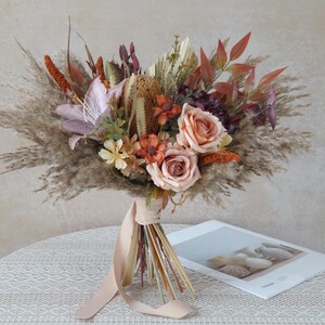 Bruidsboeket in boho-stijl met stoffige roze tinten, kunstmatige rozen, lelies, geconserveerde banksia's en pampasgras - 30 cm (12 inch) bruidsboeket voor de herfst