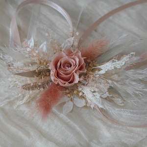 Polscorsage van geconserveerde rozen in een zachtroze tint, boho bruidscorsage van gedroogde bloemen, polsbandje van pampasgras voor de bruidsmeisjes
