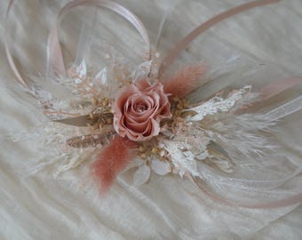 Ramillete de muñeca de rosa preservada color rubor, ramillete de boda bohemio de flores secas, pulsera de hierba de la Pampa para damas de honor